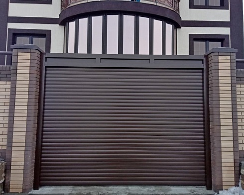 Роллетные ворота Алютех серии Prestige со сплошным алюминиевым профилем роликовой прокатки AG/77 с доставкой в Апшеронске 